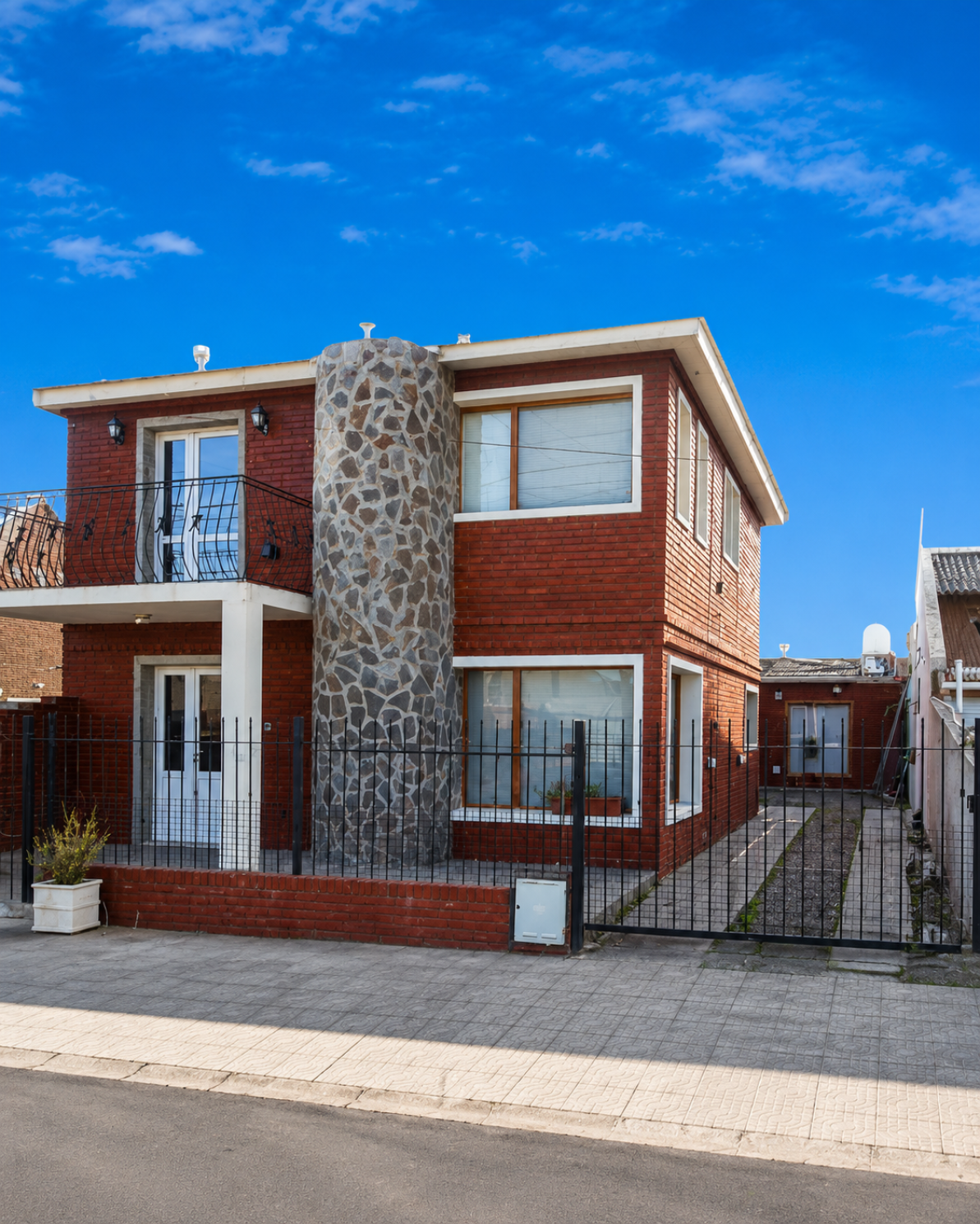 Casa 3 dormitorios con quincho.