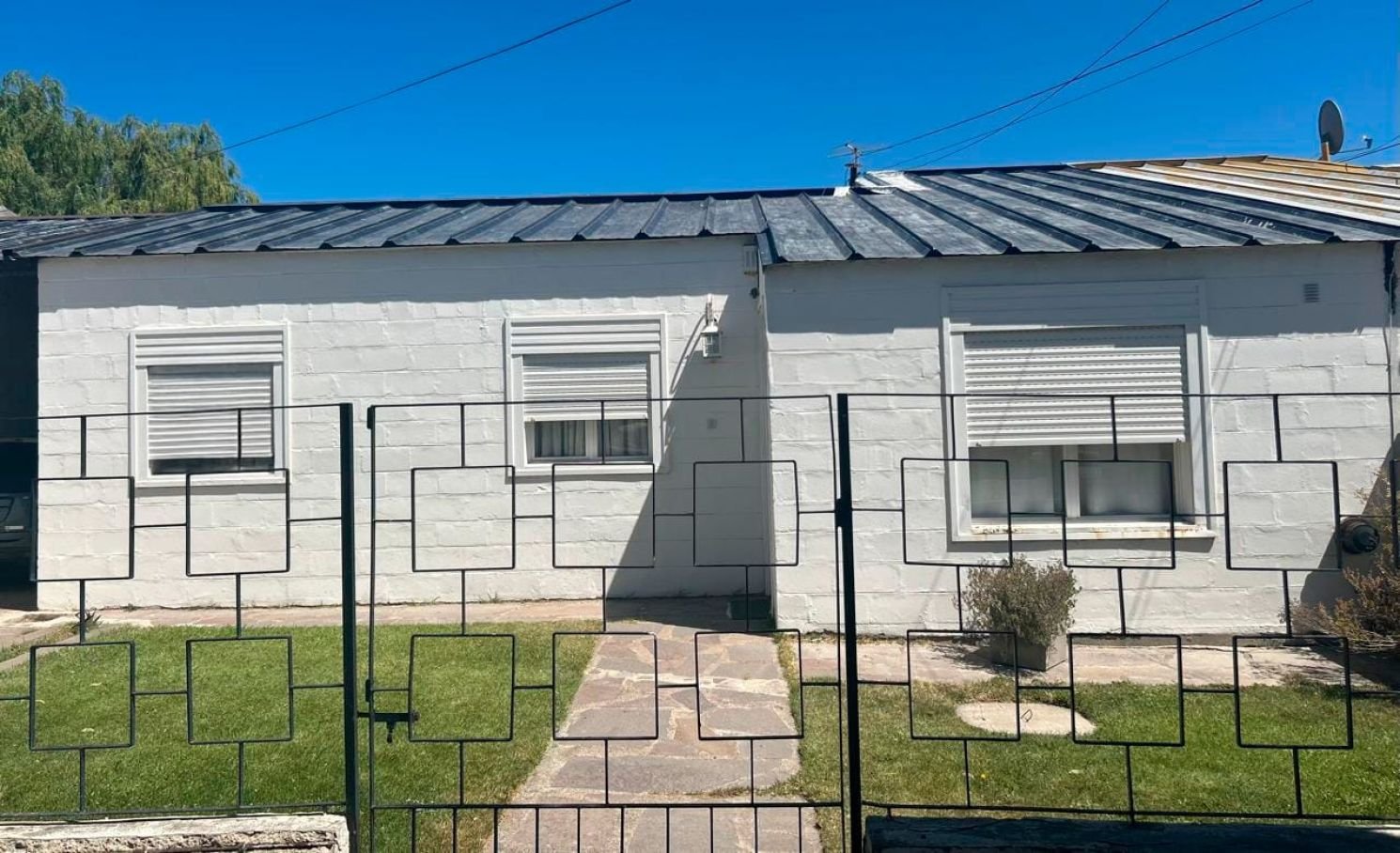Casa de 4 dormitorios con quincho y patio.