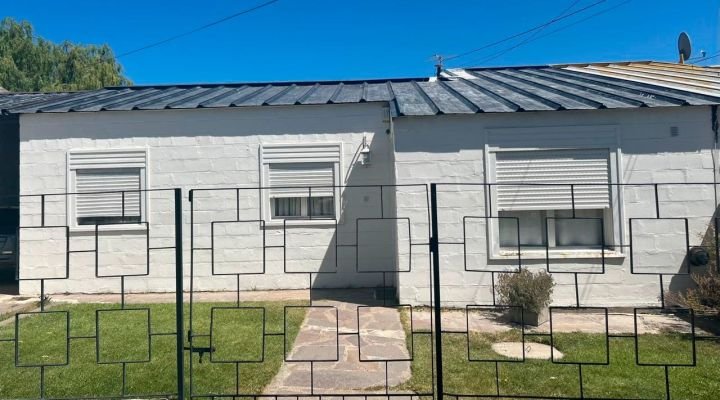 Casa de 4 dormitorios con quincho y patio.