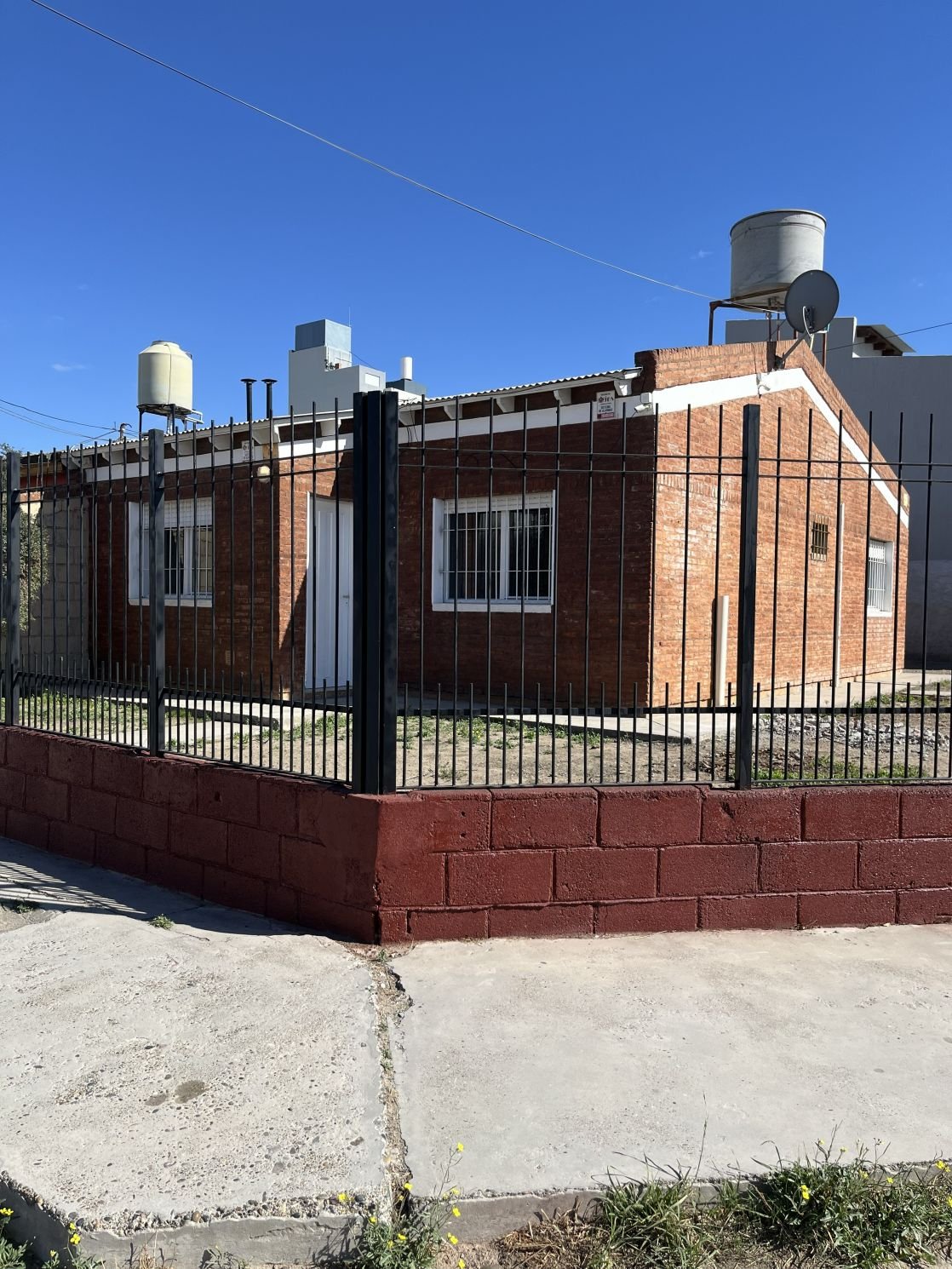  Casa de 2 dorm, en esquina.