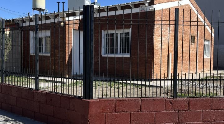  Casa de 2 dorm, en esquina.