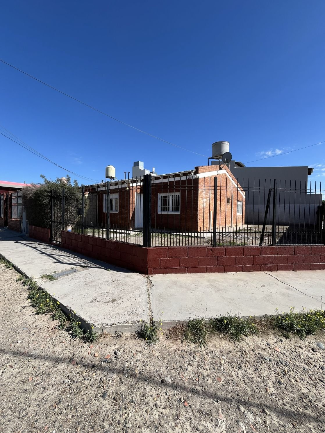  Casa de 2 dorm, en esquina. 1