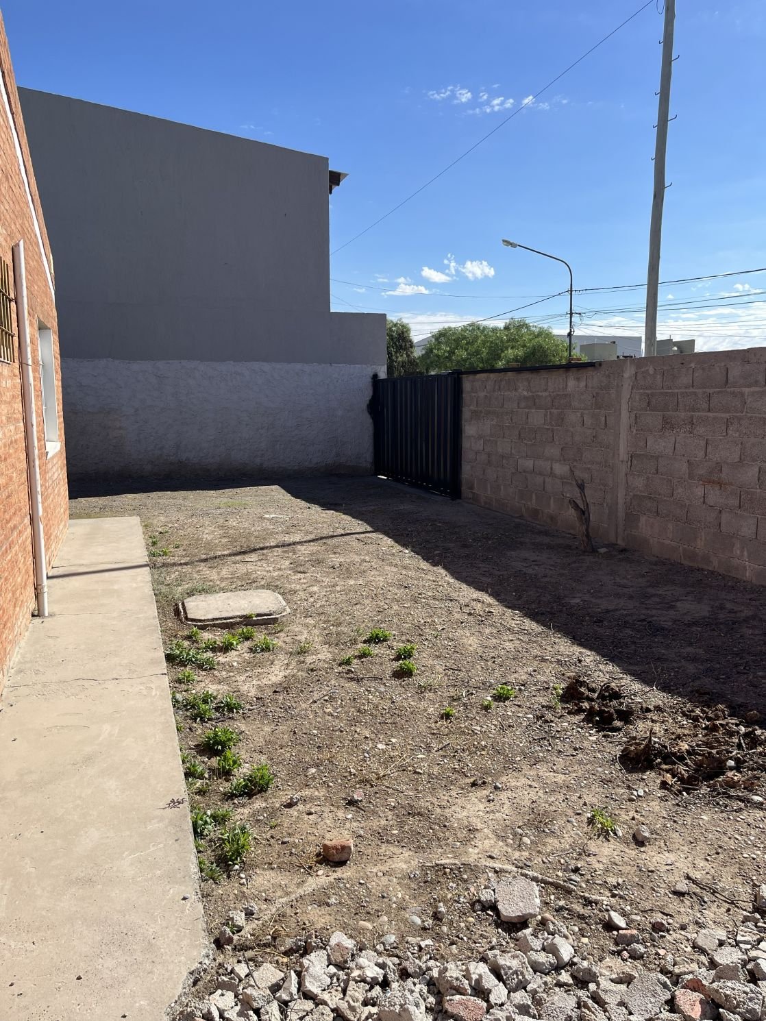  Casa de 2 dorm, en esquina. 15